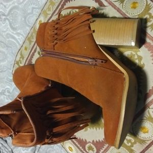 Boots 7.5 needs cleaning but cute has a great sole